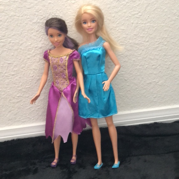 2 Barbie dolls fully dressed. - Picture 4 of 10